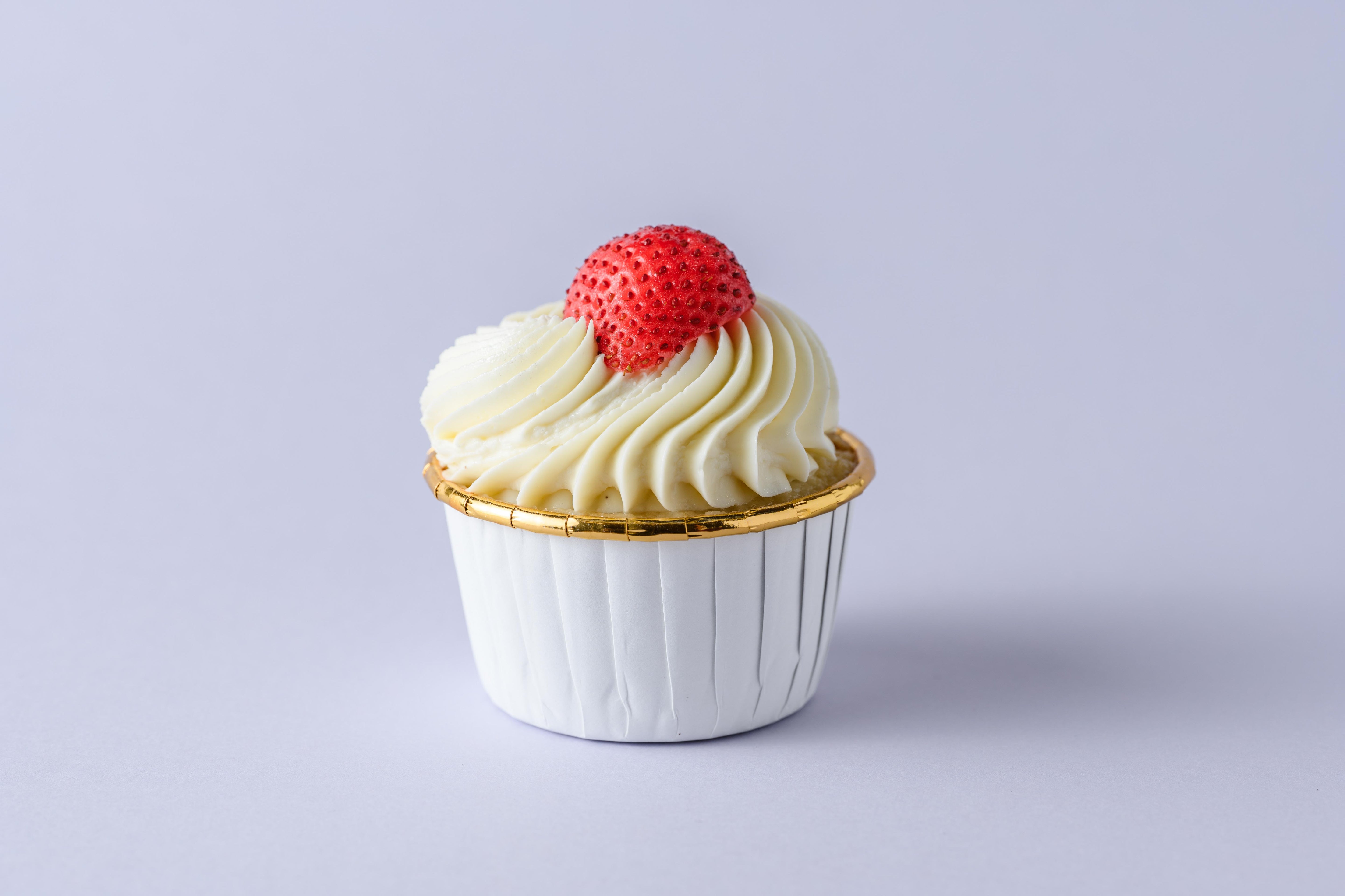 Strawberry & cream / seasonal berries