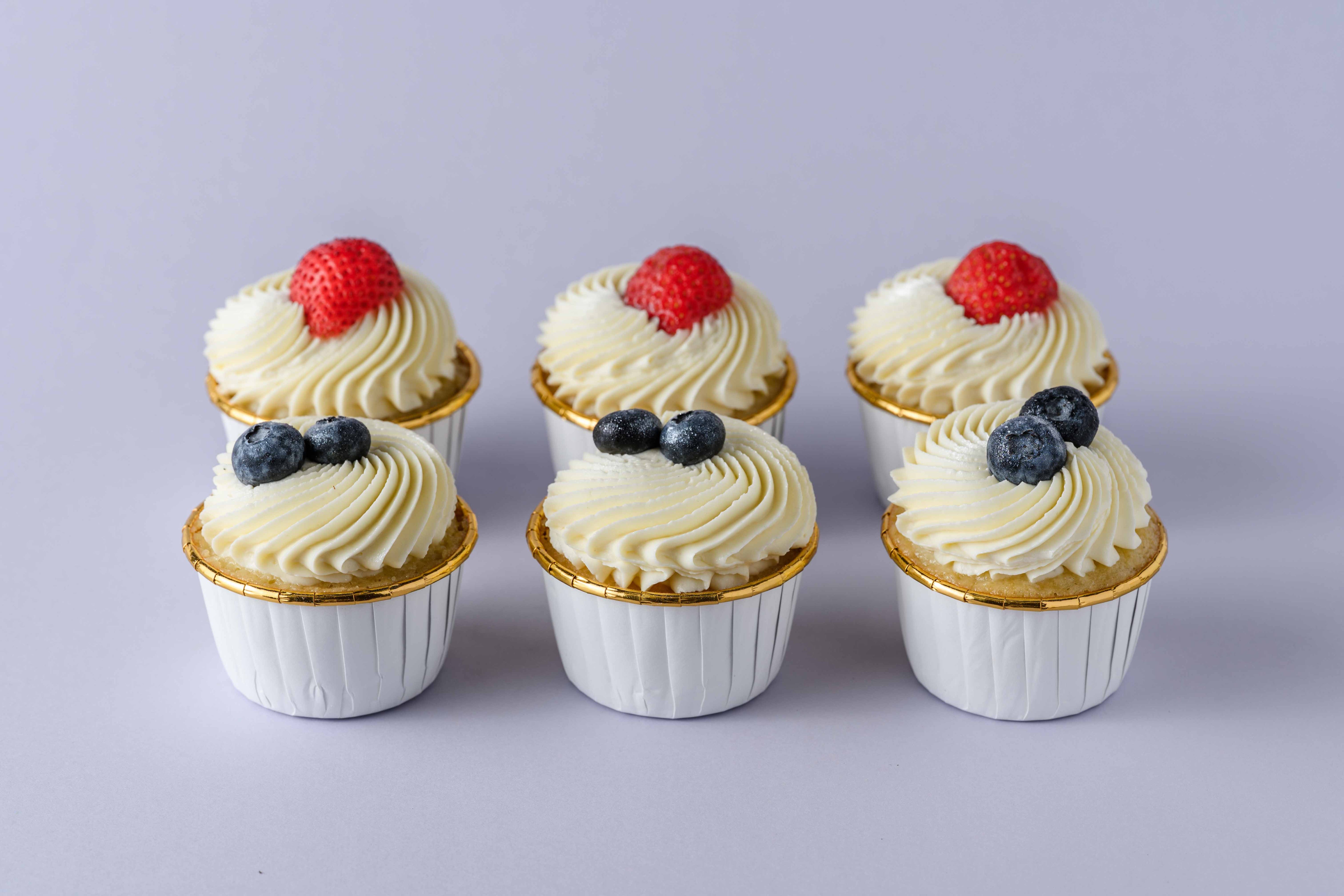 Strawberry & cream / seasonal berries